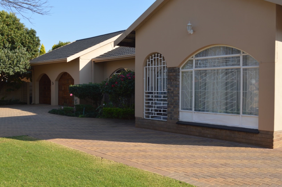 6 Bedroom Property for Sale in Flamwood North West